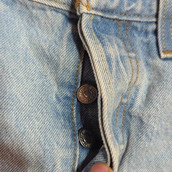 Levis Premium Icon Skirt in Light Wash mini button fly  sz 27 - Picture 4 of 8